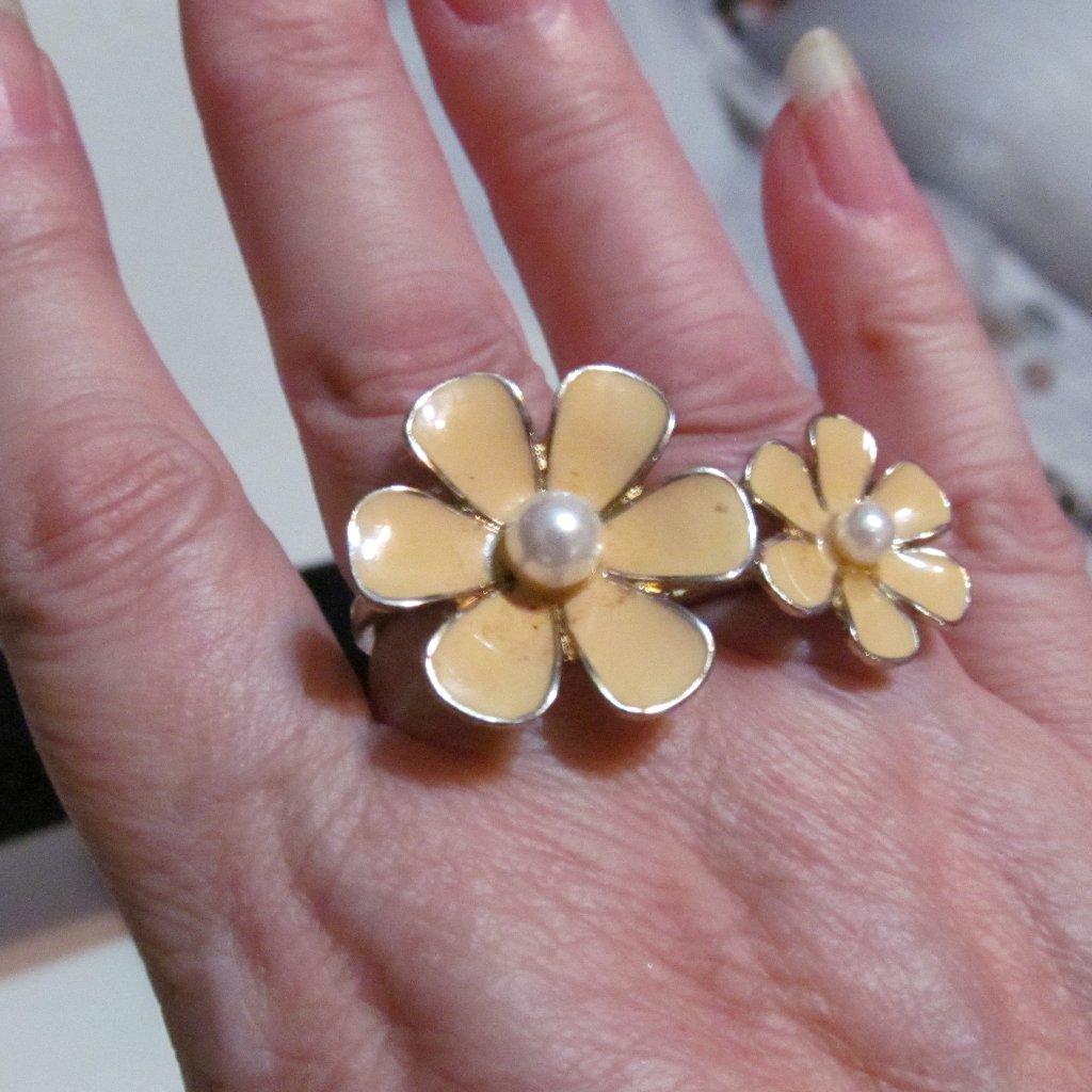 Double Daisy Rings Gold Tone Yellow Pearls
